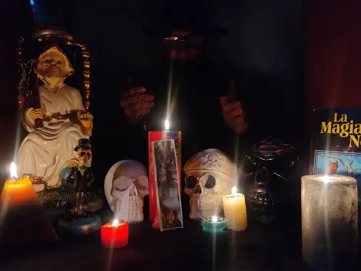 Maestro Ismael realizando ritual de amarre de amor personalizado para recuperar pareja